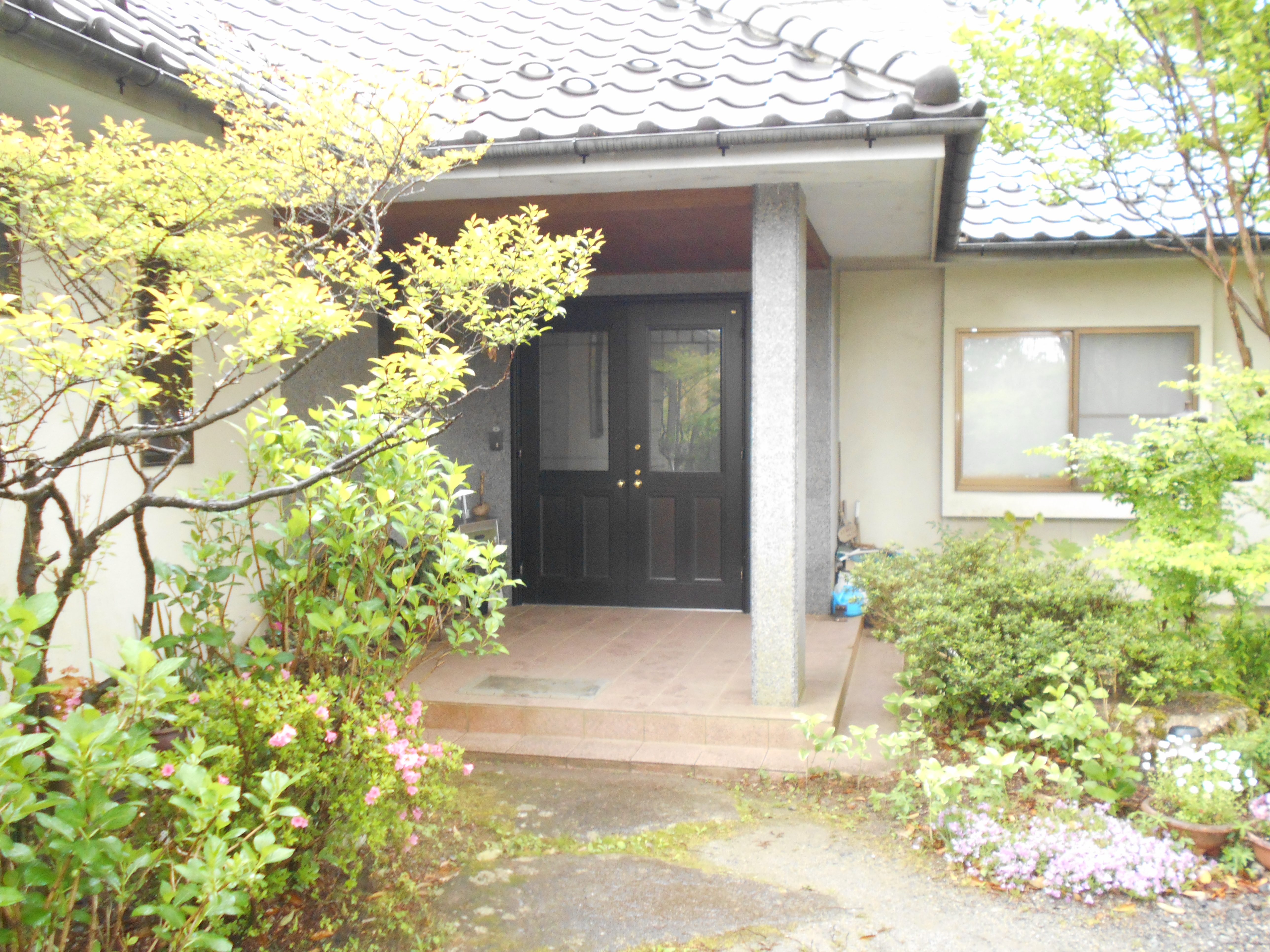 設計図面を確認する建築士